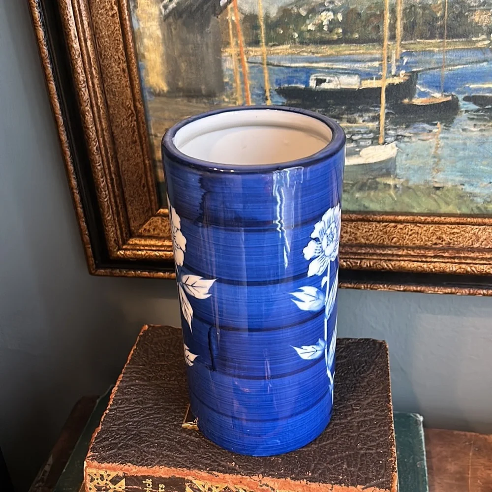 Hand Painted TAKAHASHI San Francisco Blue and White Floral Vase - Picture 4 of 10